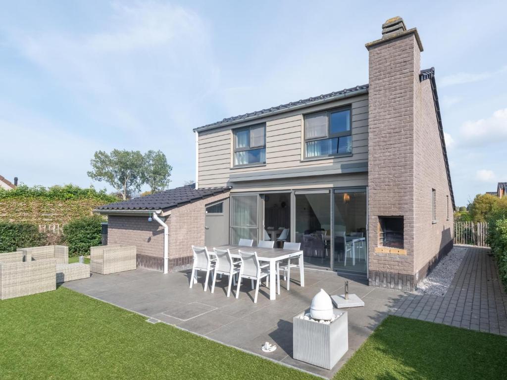 LombardsijdeにあるZee en Polder H138のテーブルと椅子のあるパティオのある家