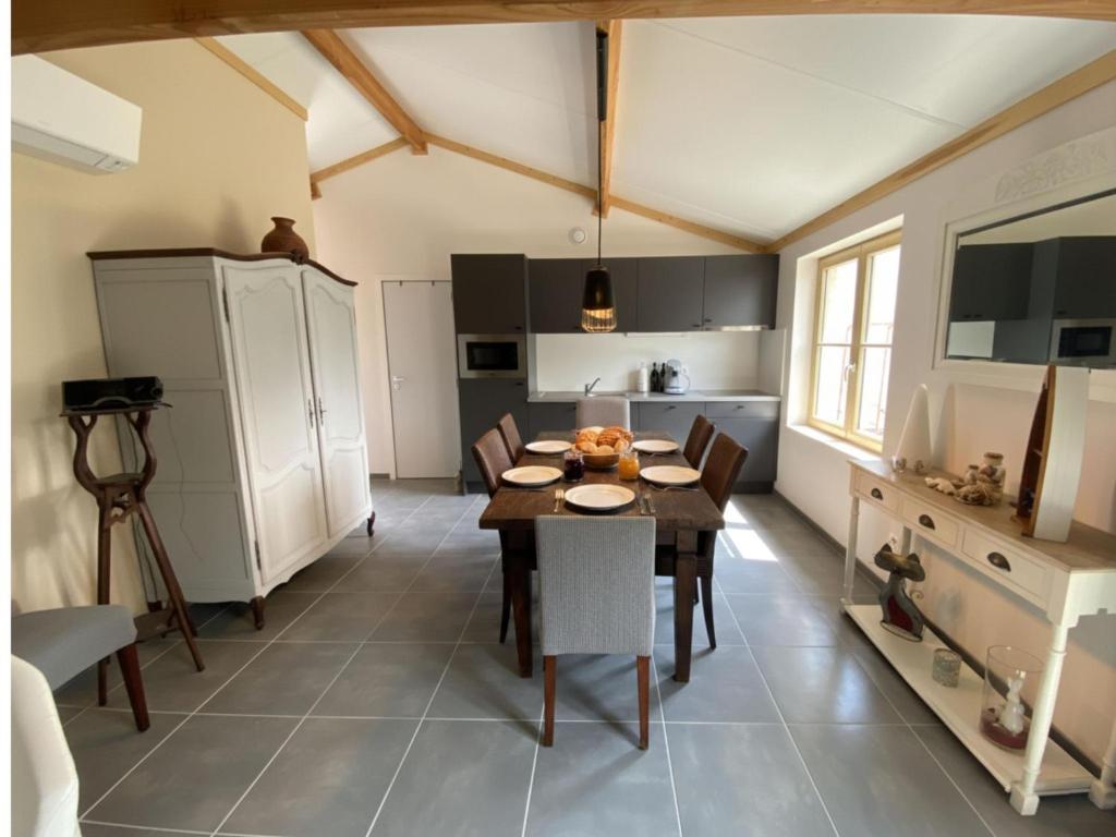 Una cocina y un comedor con mesa y sillas. en Westhinder II H8, en Witte Burg