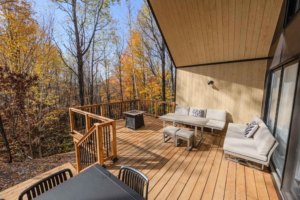 Μπαλκόνι ή βεράντα στο Onyx - Spa Fire Pit and Forest View - Domaine du Grand Portneuf