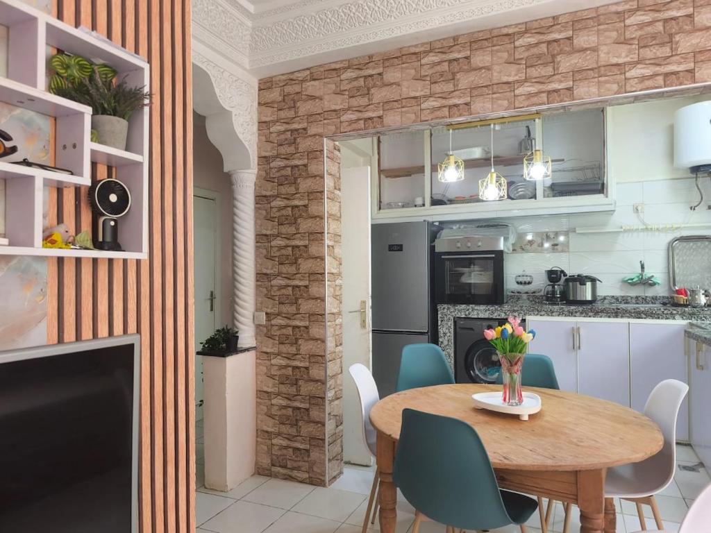 une cuisine et une salle à manger avec une table et des chaises dans l'établissement Baraka house, à Sidi Yahia az Zaʼer