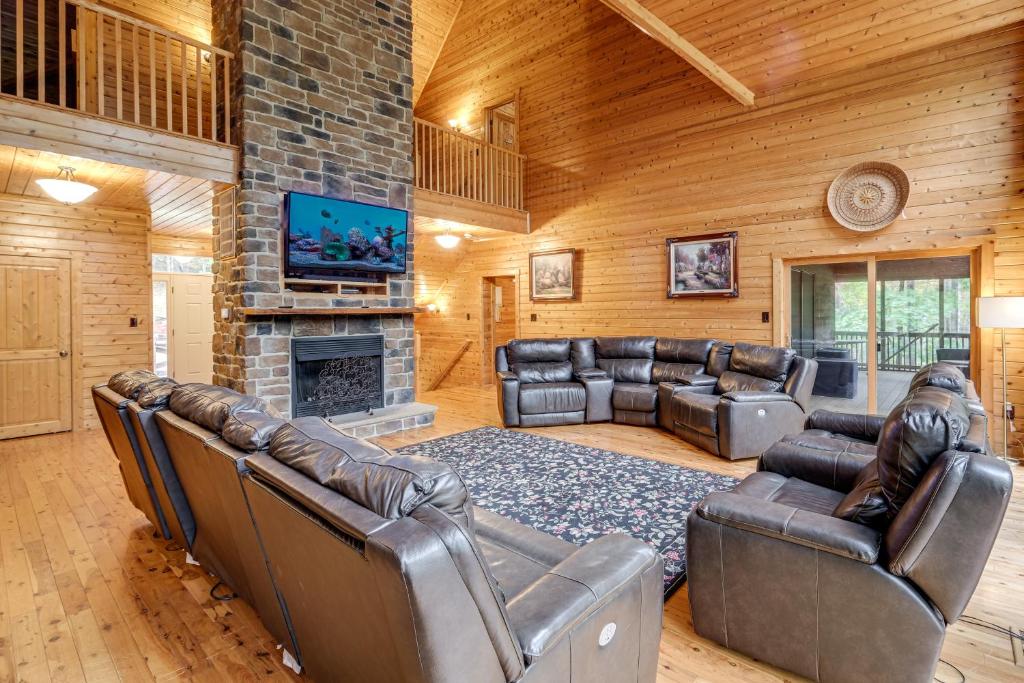 un soggiorno con mobili in pelle e un camino di Idyllic Mtn Retreat with Hot Tub Near Shenandoah NP! a Zepp