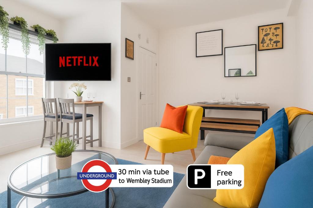 sala de estar con mesa y silla amarilla en Modern House with Free Parking near Wembley, en Londres