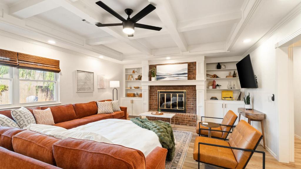 エドモンドにあるLuxury 3 Bdr Edmond, Fuseball, Pac-man, Sleeps 9のソファと暖炉のあるリビングルーム