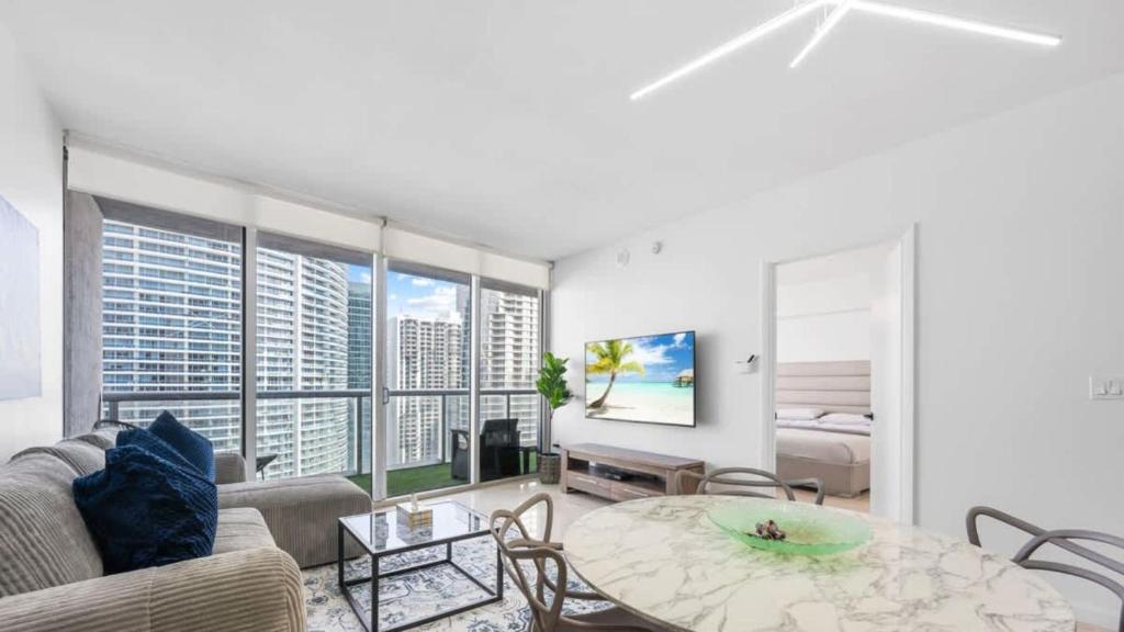 una sala de estar con un sofá y una mesa en Penthouse ICON W Hotel WaterViews Balcony Brickell, en Miami