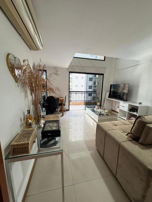 a living room with a couch and a table at Duplex no centro de Belém - Proximo a nova Doca in Belém