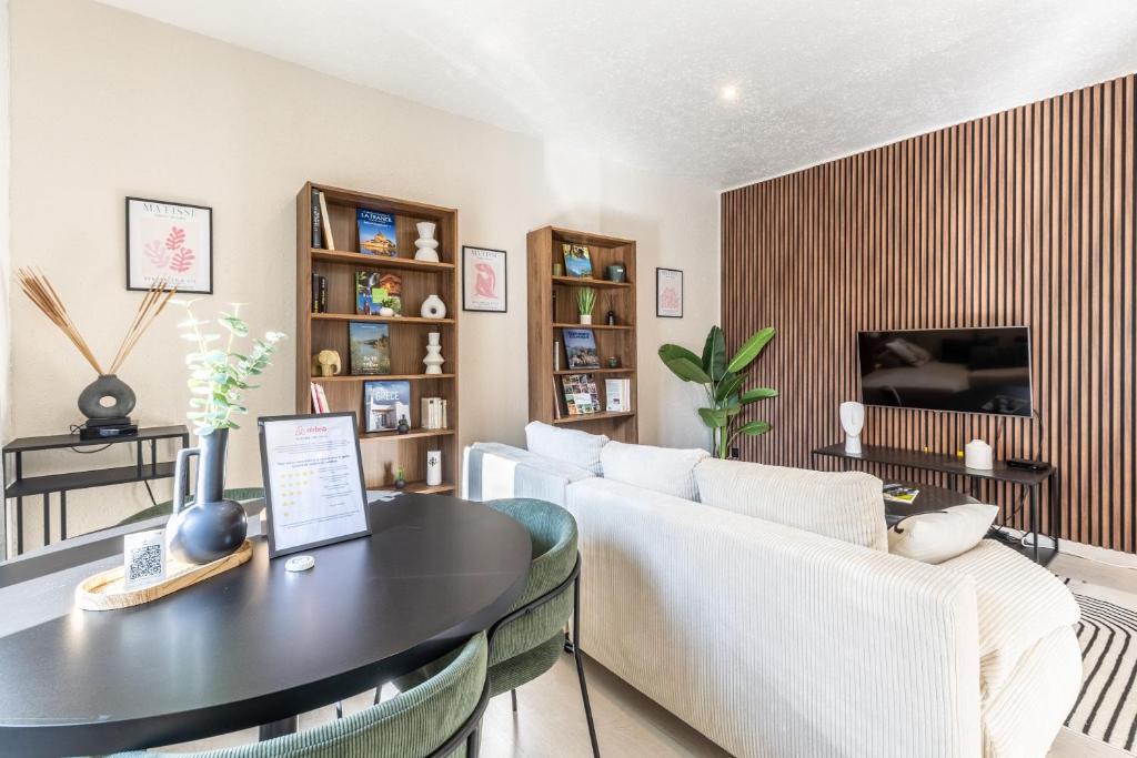 Μια τηλεόραση ή/και κέντρο ψυχαγωγίας στο Cosy T2 rénové, proche centre-ville-Fibre/Netflix