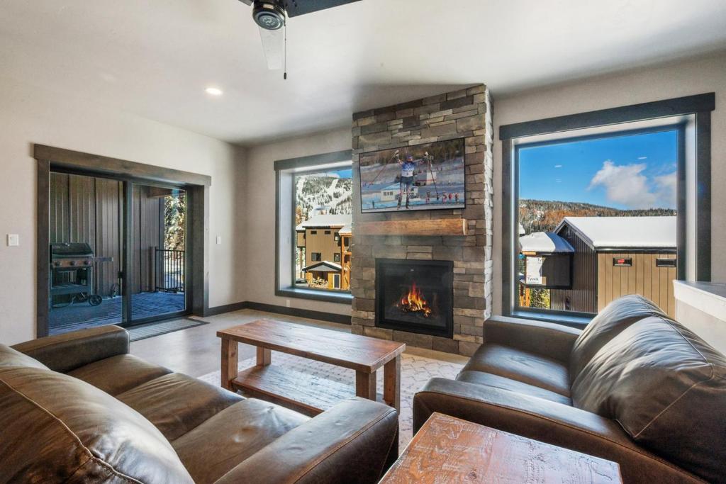 Una sala de estar con un sofá y una chimenea. en Ski Haven, en Sandpoint