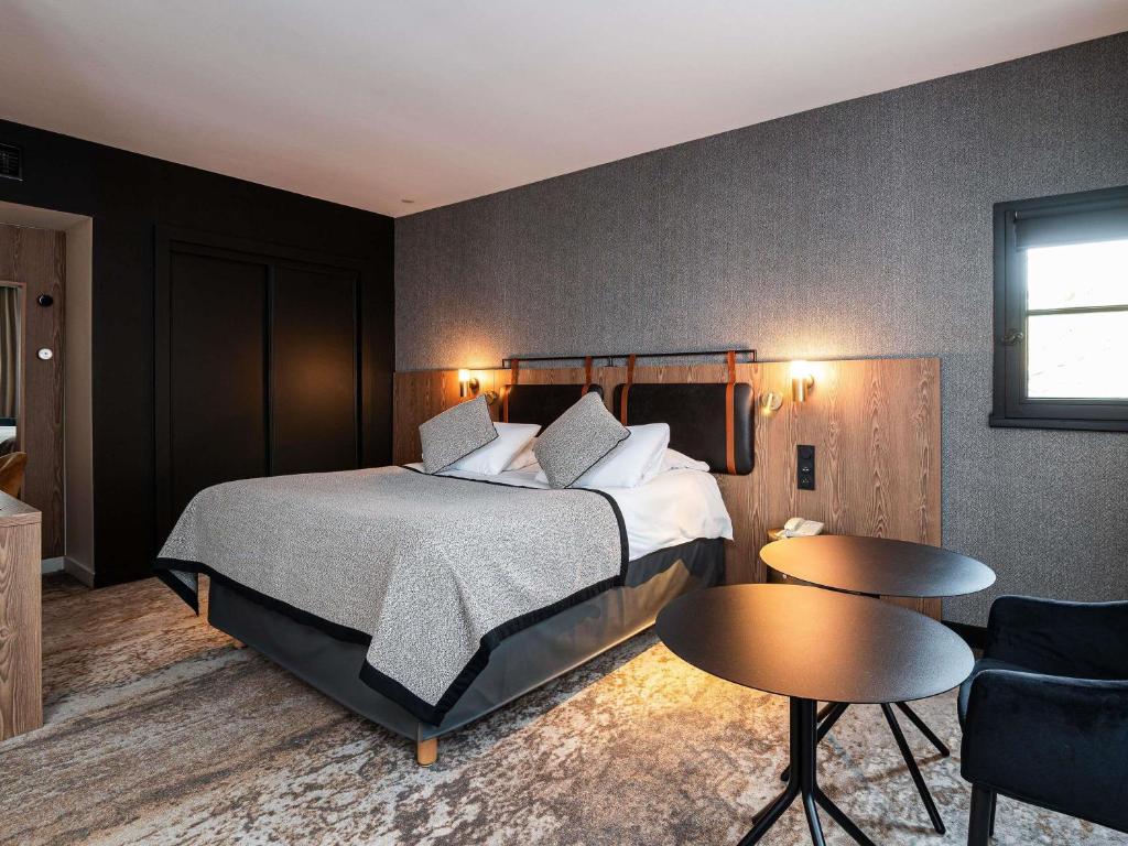 Giường trong phòng chung tại Mercure Carcassonne La Cité