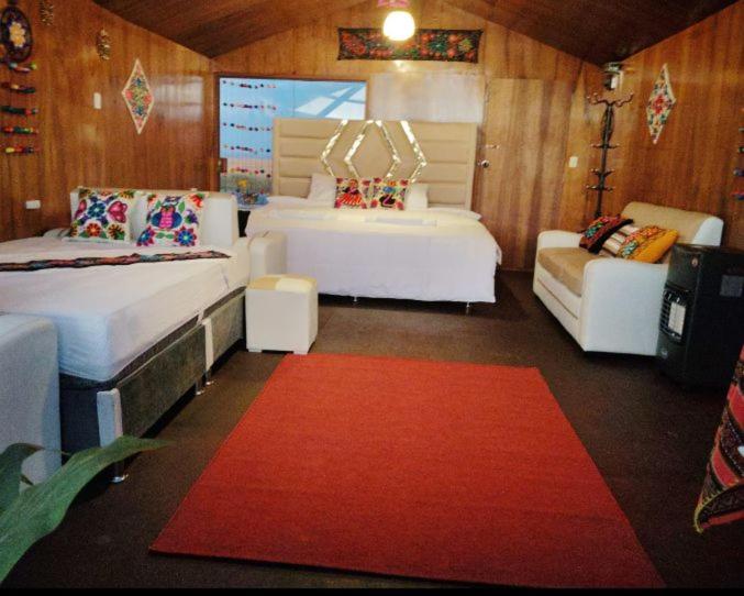 Habitación con 2 camas y alfombra roja. en Uros encantos del titikaka lodge, en Puno
