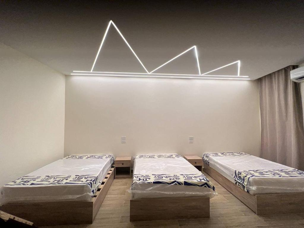 Postel nebo postele na pokoji v ubytování Mazaya Pyramids view inn