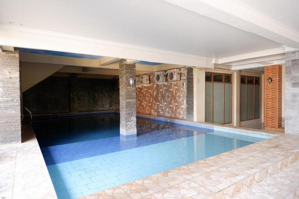 Bazén v ubytování RedDoorz Plus at Hotel Srikandi Kendari nebo v jeho okolí