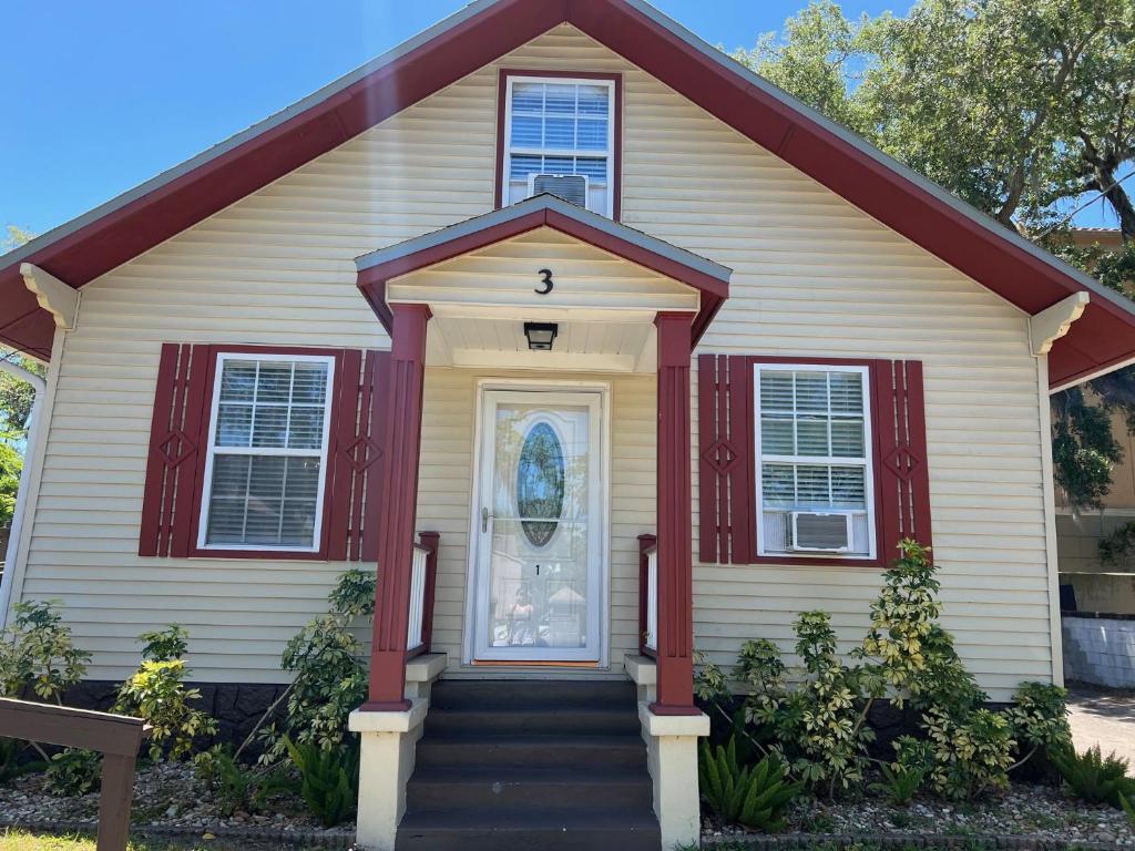 una casa bianca con finiture rosse e una porta di Delicate Scarlet a St. Augustine