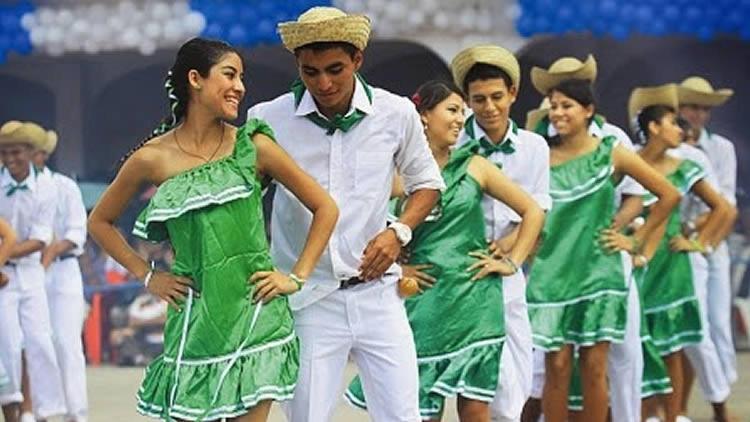 a group of people in green and white dancing at Car in Potosí