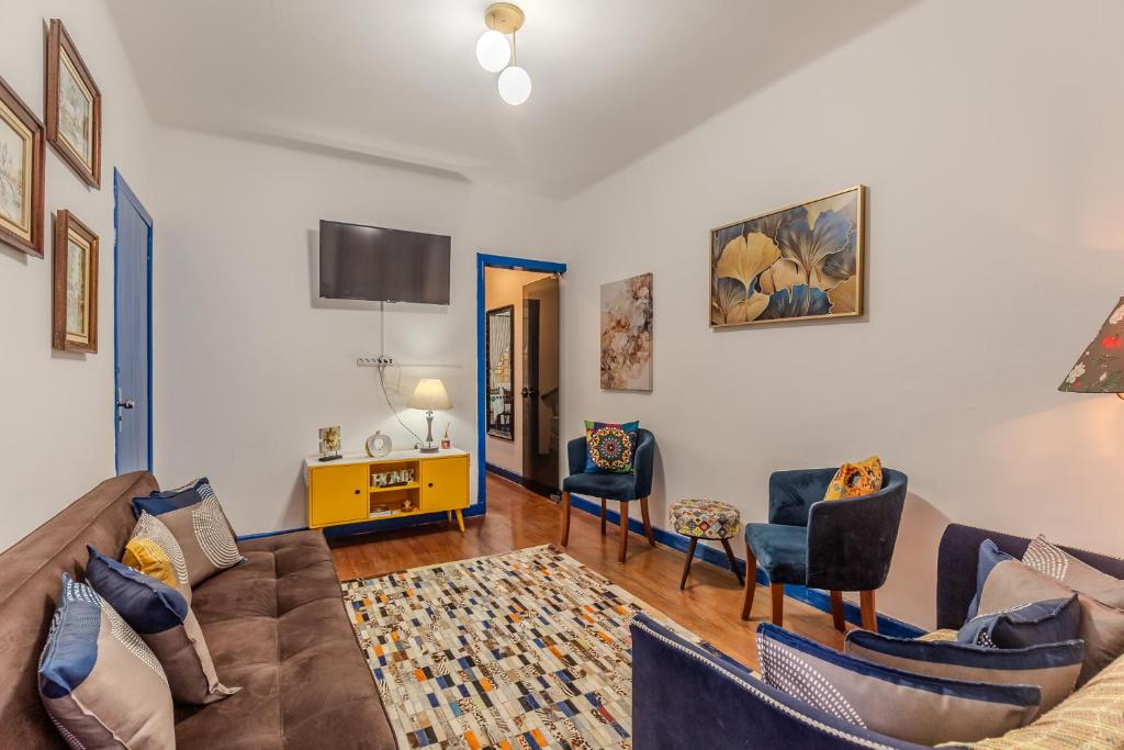 un salon avec un canapé et des chaises dans l'établissement Hospedaria da Mama 4 quartos Shopping e Metrô Santa Cruz, à São Paulo