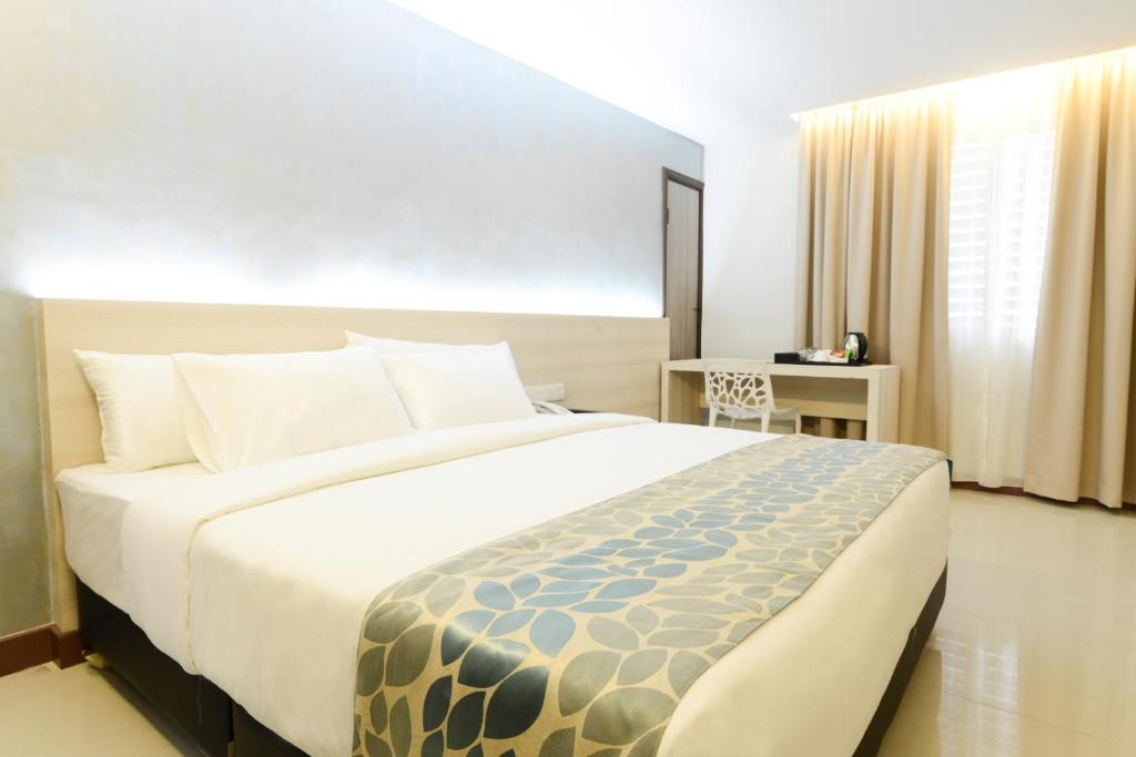 Postel nebo postele na pokoji v ubytování Samudra Hotel Kuching