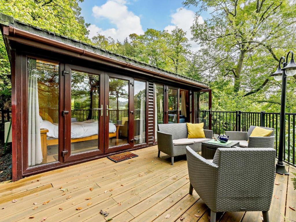 グラスミアにある2 Bed in Ambleside 75731のベッドルーム1室、ベッド1台が備わるデッキが付いています。