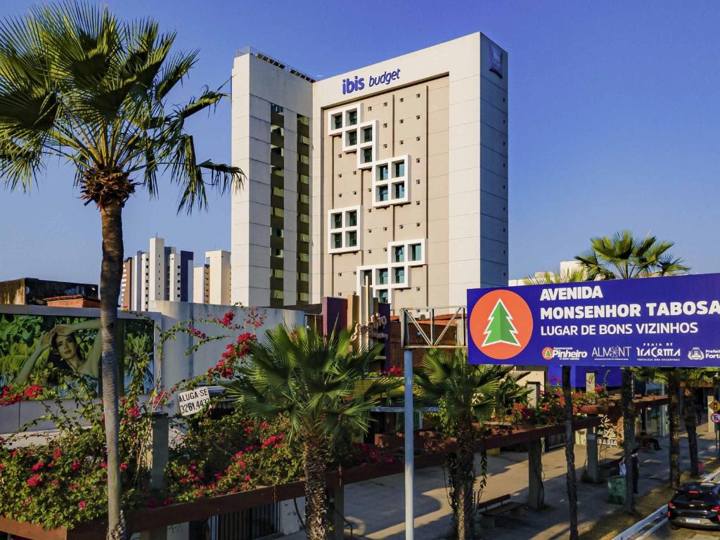 フォルタレザにあるIbis Budget Fortaleza Praia de Iracemaの通りの前の看板のある建物