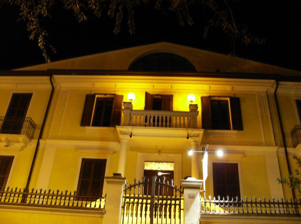 スルモーナにあるB&B Santa Chiaraの夜はバルコニー付きの大きな白い家