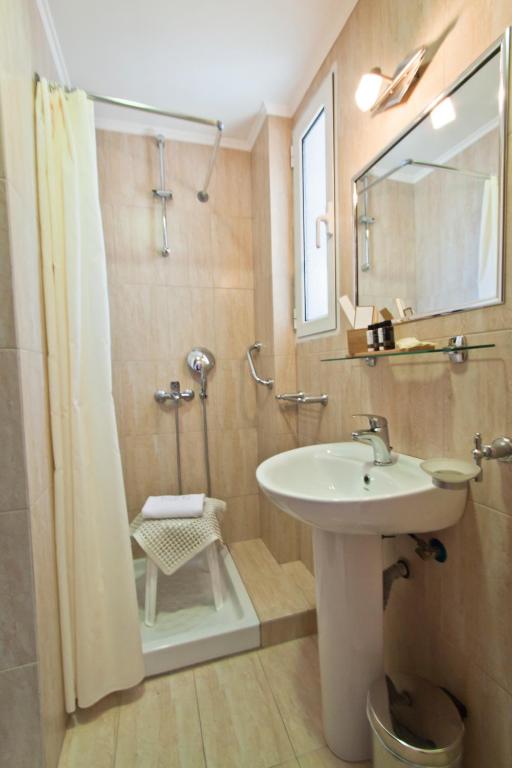 Koupelna v ubytování Triton Hotel Piraeus