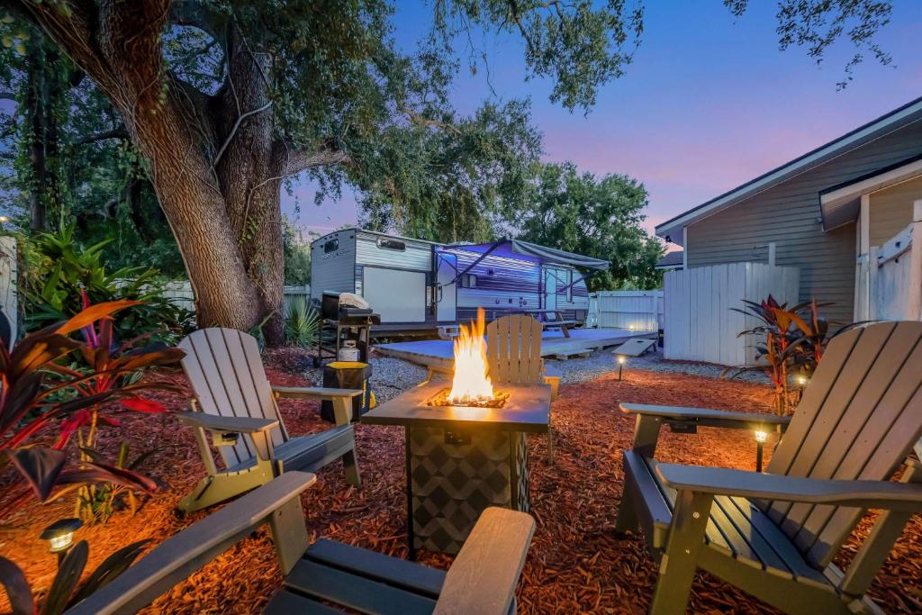 Сад в The Backyard Glampground - Camper Fire Pit & Games