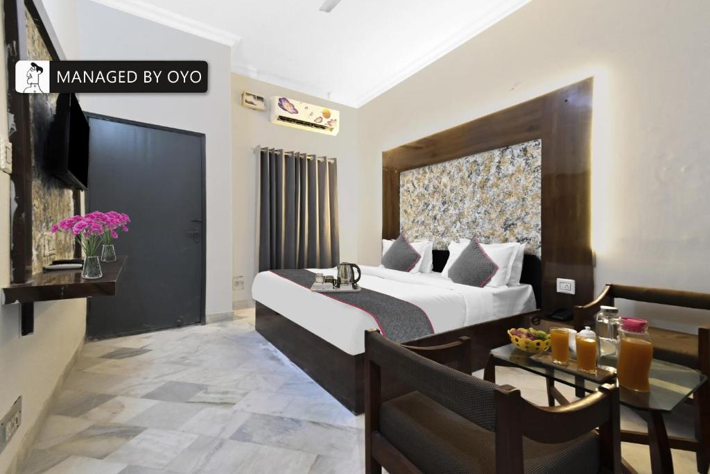 ein Hotelzimmer mit einem Bett und einem Tisch in der Unterkunft FabHotel Classic Holidays in Jaipur