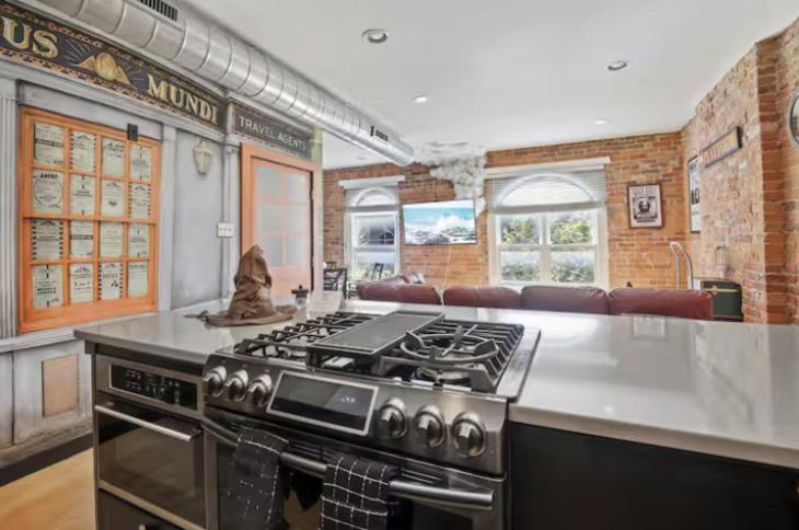 Kuchyň nebo kuchyňský kout v ubytování Short North Retreat Downtown Columbus Enchanted Flat