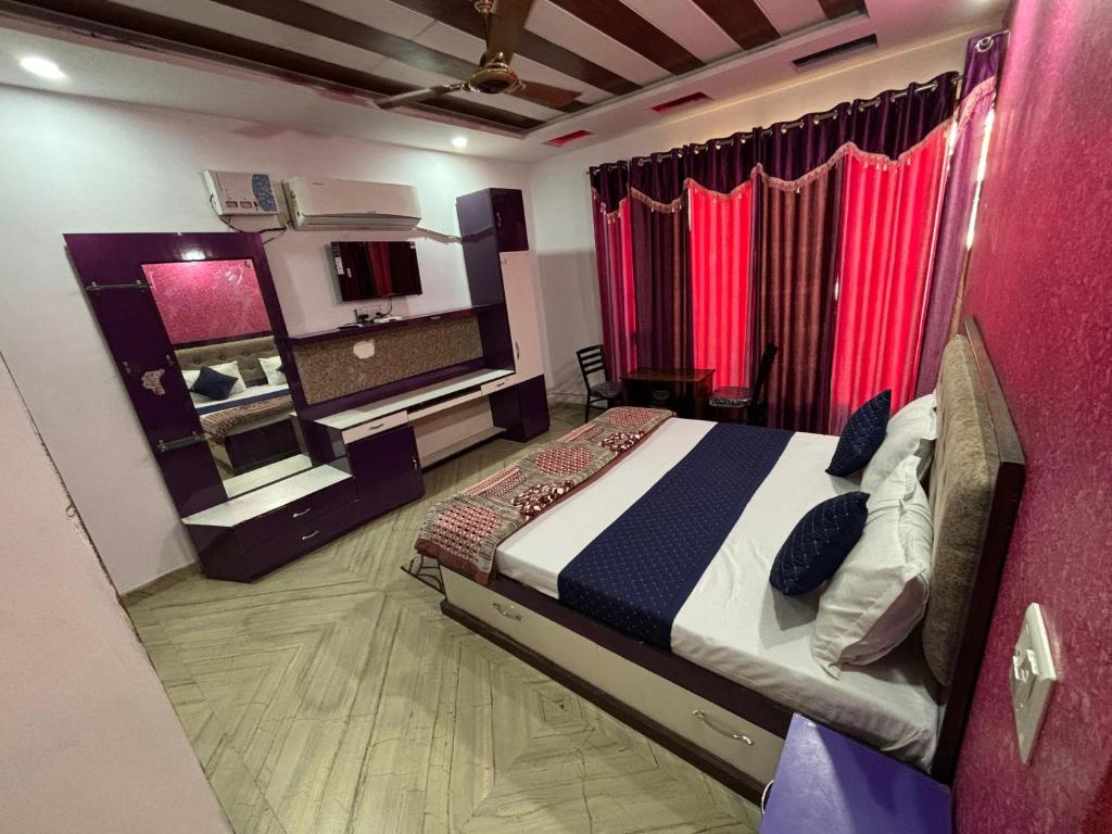 Un dormitorio con una cama y un espejo grande. en Apple Nest Villa, en Chandīgarh