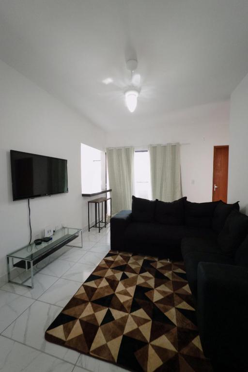 ゴベルナドール・バラダレスにあるApartamento com piscinaのソファと薄型テレビのあるリビングルーム