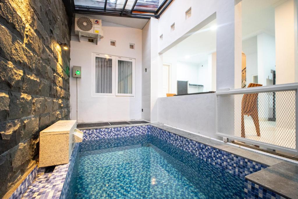 - une piscine dans une maison revêtue de carrelage dans l'établissement Villa Pesona Palagan, à Beran-kidul