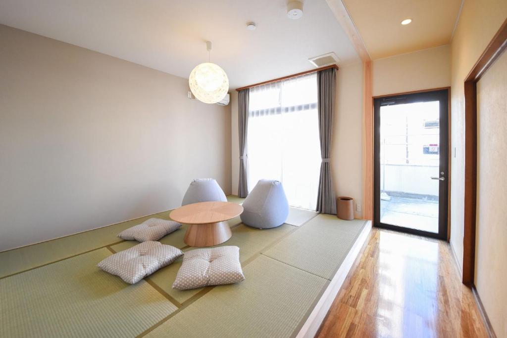 a living room with a table and two chairs at Setolive別邸 by 4S STAY in Takamatsu
