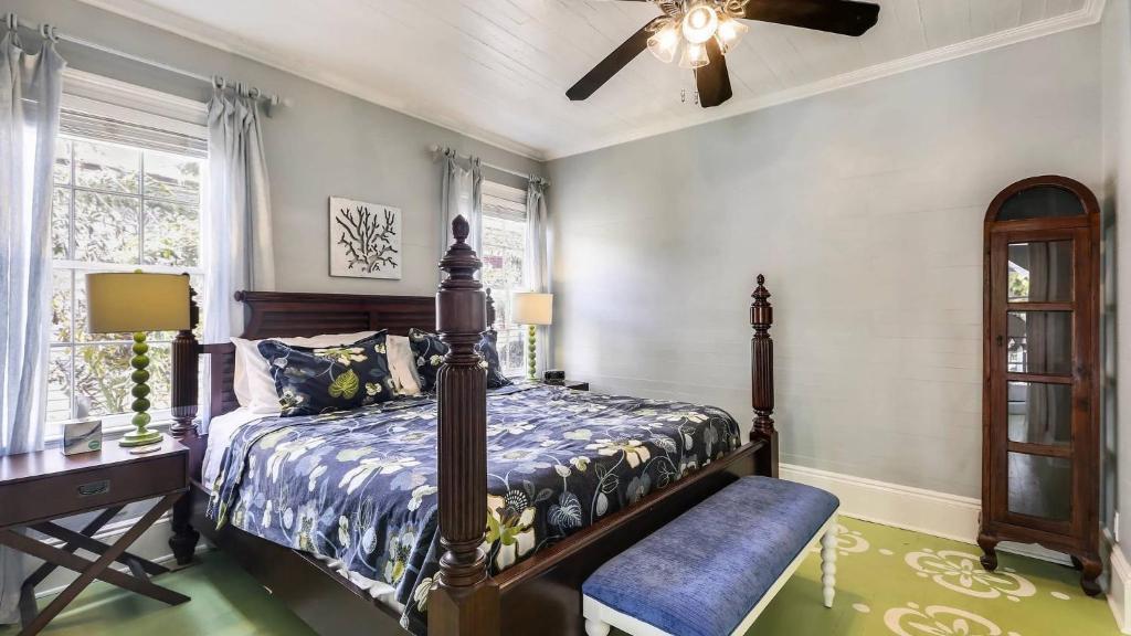 Postel nebo postele na pokoji v ubytování Lighthouse Villa by AvantStay Walk to Southernmost Point w Private Pool Patio Month Long Stays