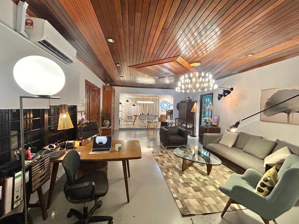 ペタリンジャヤにあるChic Designer Family Suite in Shared Bungalow near LRT SS1 PJのソファとテーブルのあるリビングルーム