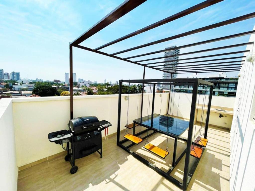 un balcón con una parrilla en la parte superior de un edificio en Bellini 102, en Santa Cruz de la Sierra