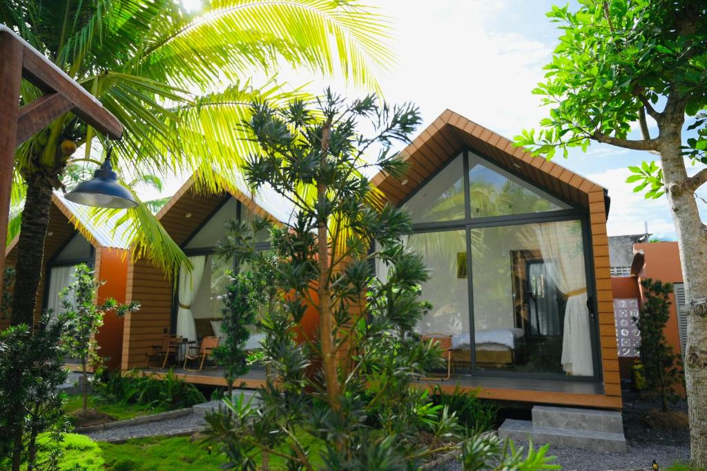 Κήπος έξω από το Biển Tôm ốc Homestay Bến Tre - Hồ Bơi & BBQ Garden