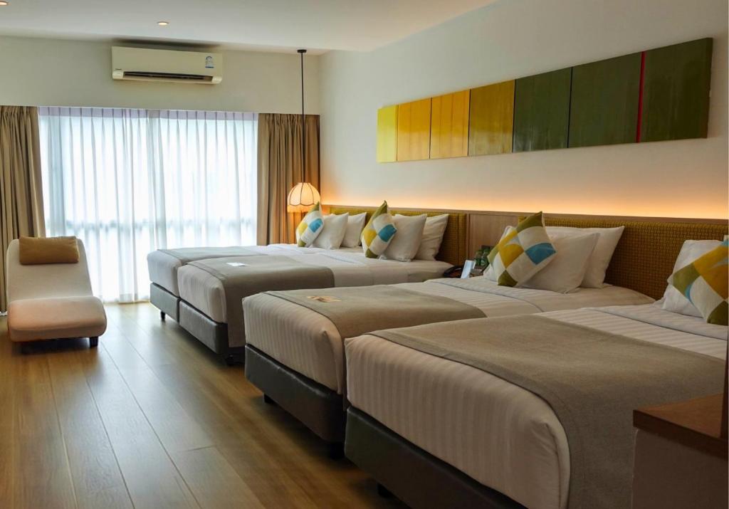 
Glow Quadruple Suite
