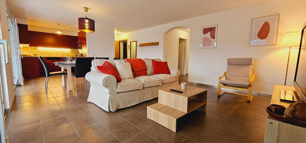 una sala de estar con un sofá y una mesa en Near Crans-Montana, en Venthone