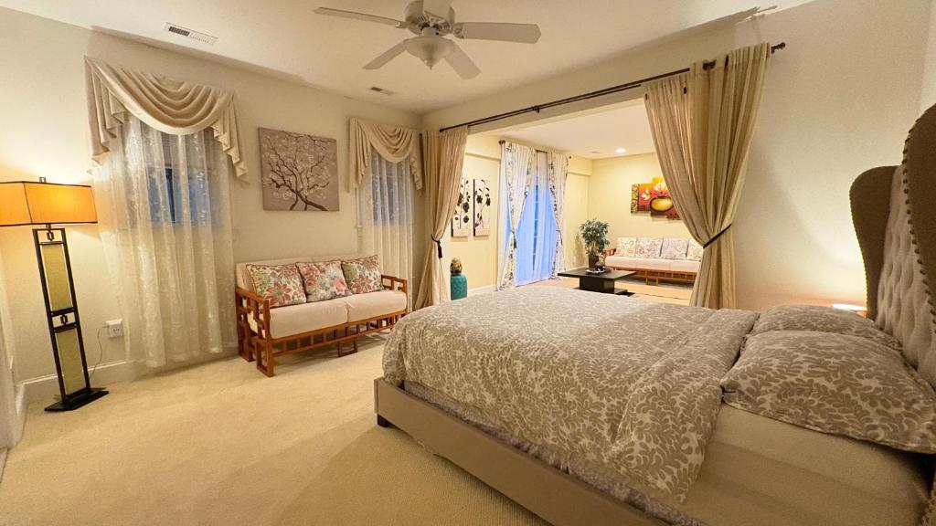 une chambre avec un lit et un canapé dans l'établissement Spacious Guest Suite 5 Minutes to Princeton University with Free Parking, à Princeton