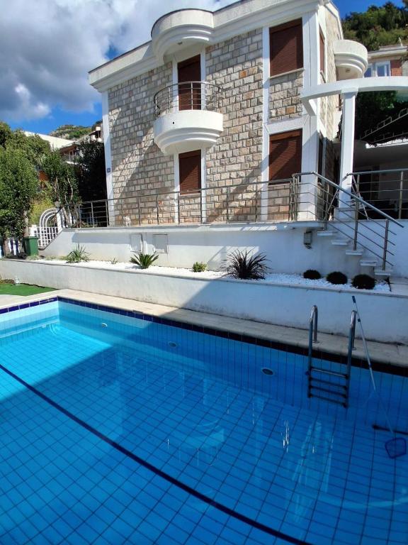 布德瓦Budva City - Villa Antic - Private Pool的房子前面的一个大游泳池