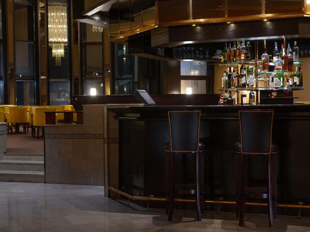 Ο χώρος του lounge ή του μπαρ στο Sofitel Algiers Hamma Garden