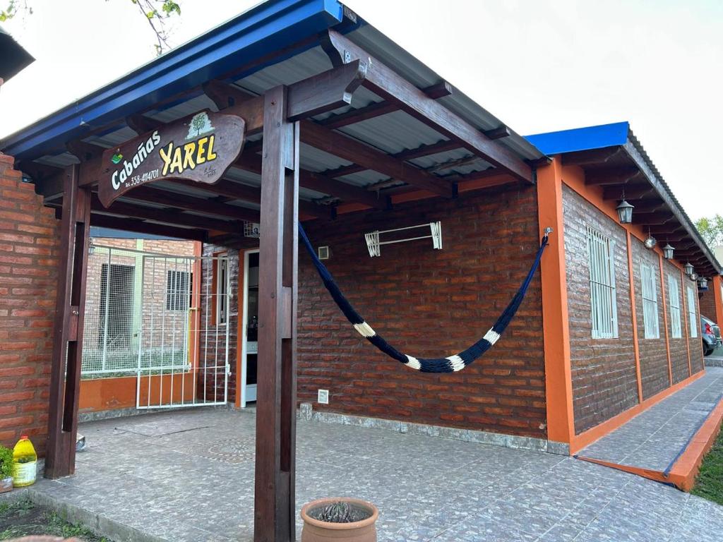 un edificio con un cartello sul lato di Cabañas Yarel ad Alpa Corral