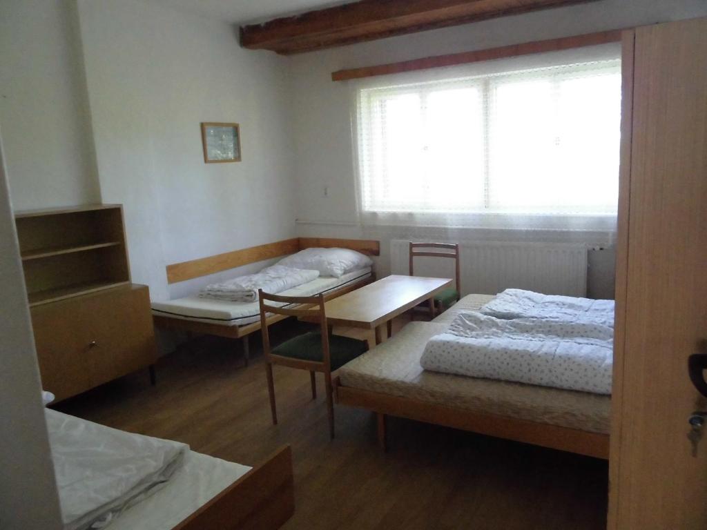 Postel nebo postele na pokoji v ubytování Turistická ubytovna Zámeček