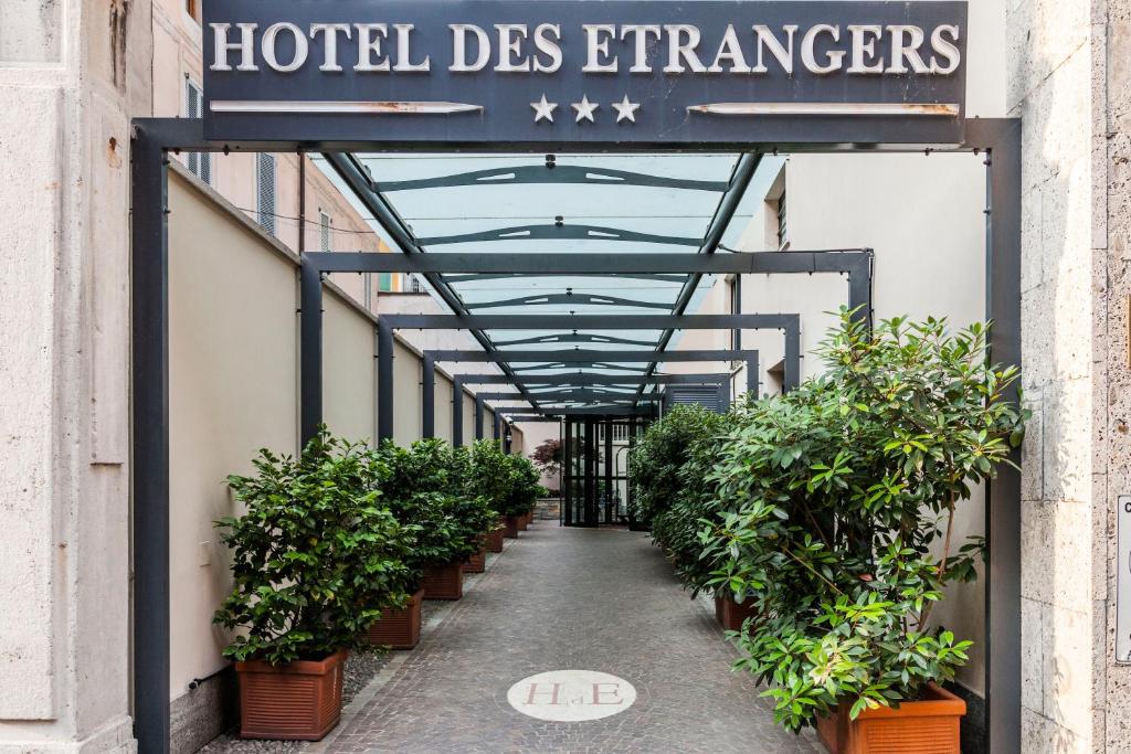 Hotel Des Etrangers في ميلانو: ممر لفندق به نباتات الفخار