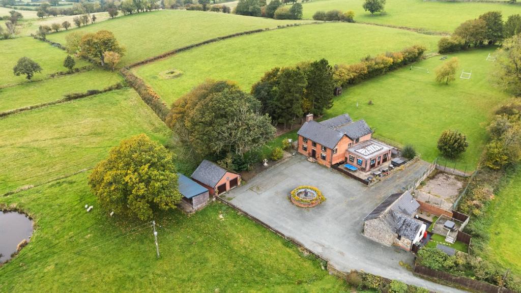 une vue aérienne d'une grande maison dans un champ dans l'établissement Ty Newydd, à Pont Dolanog