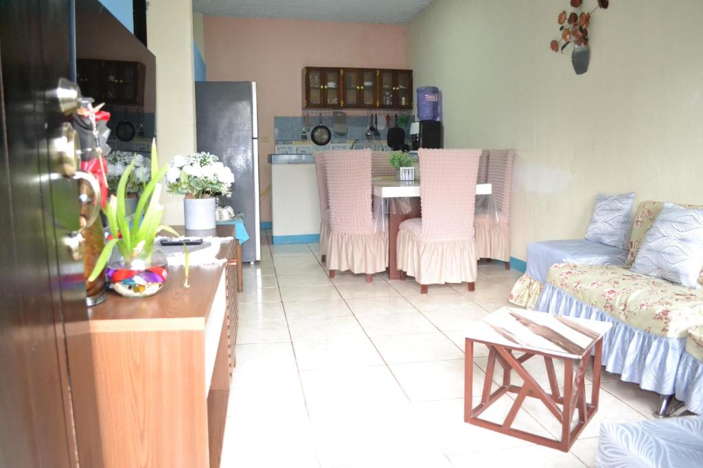 巴克里索莫雷诺港Casa Albacora的客厅里有一张沙发和一张桌子。