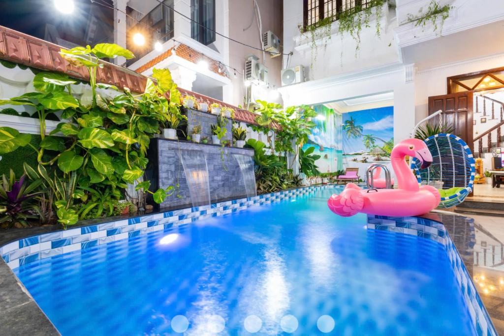 a pool with a pink flamingo in a building at Villages Hồ Bơi Gần Bãi Sau Khu Quảng Trường in Vung Tau