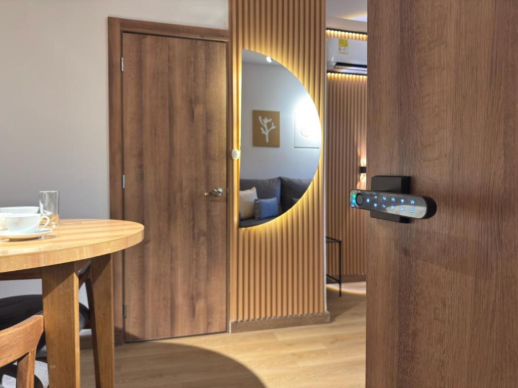 a room with a table and a door with a table and a couch at Apartamento de lujo rodadero in Santa Marta