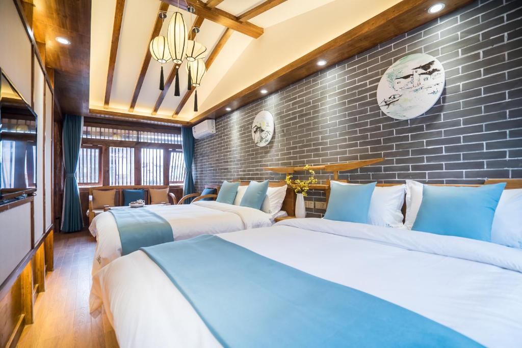 Postel nebo postele na pokoji v ubytování Lijiang Yue Tu Inn