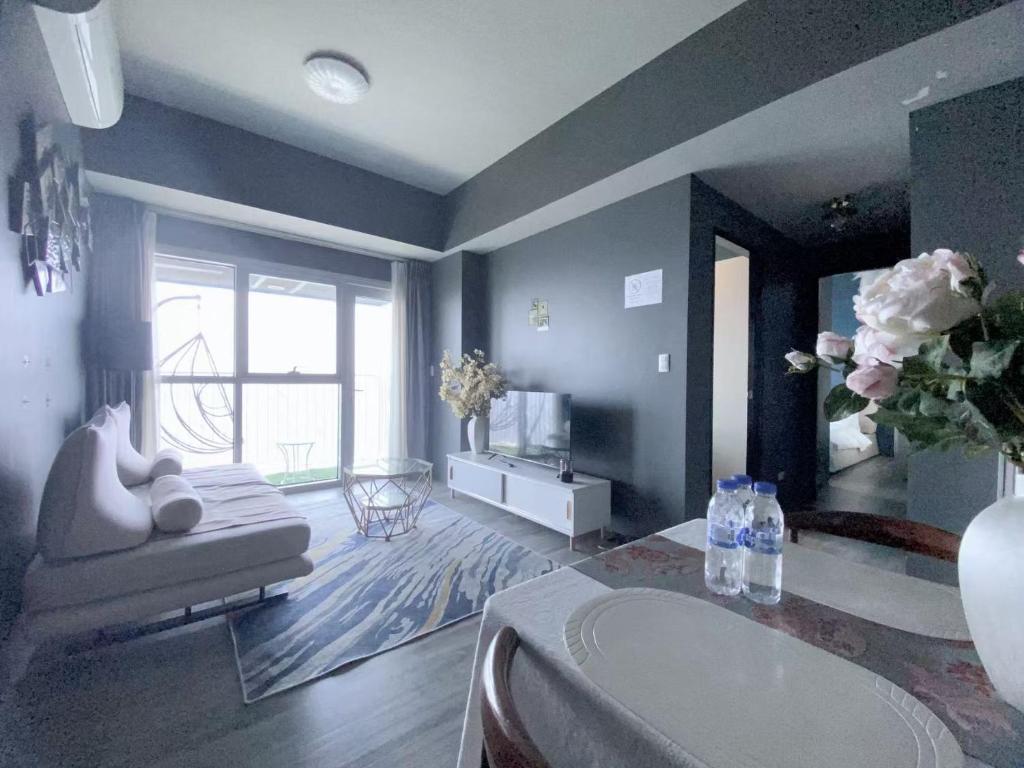 90 Sqm Luxurious Modern 2 Bedrooms Facing Manila Bay Sunset Airports