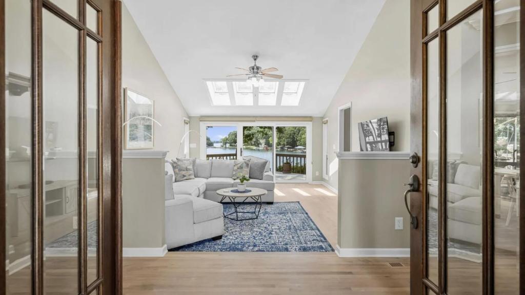 un salon avec un canapé et une table dans l'établissement Happy Place by AvantStay Firepit Ranch-Style, à Westport