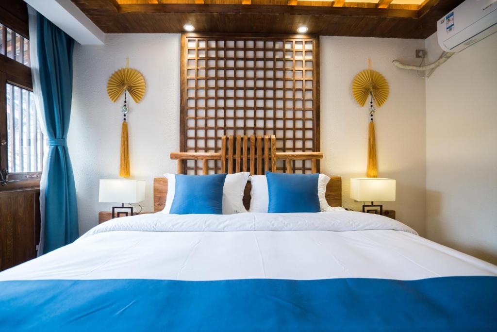 Postel nebo postele na pokoji v ubytování Lijiang Yue Tu Inn